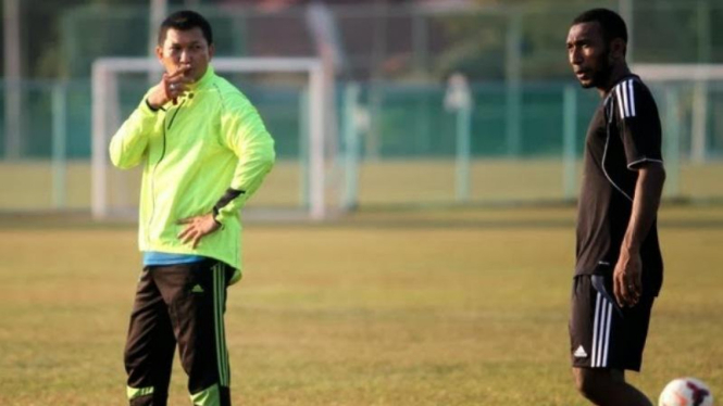 Patrich Wanggai bersama pelatihnya di klub Malaysia, T-Team