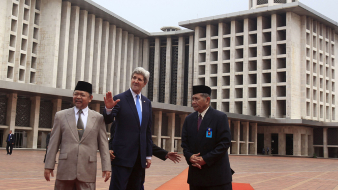 John Kerry mengunjungi Masjid Istiqlal
