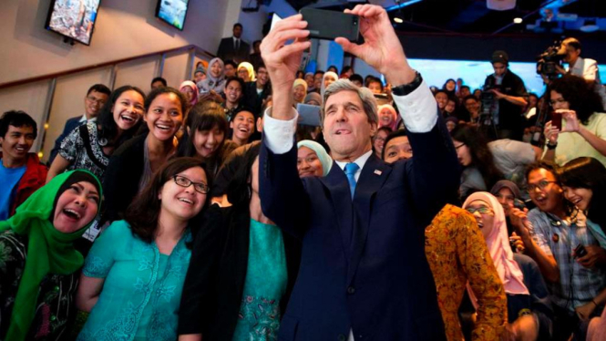 Menlu AS John Kerry foto bersama para mahasiswa Indonesia