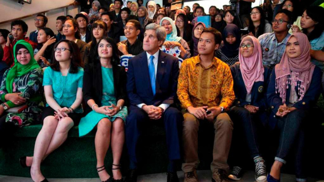 Menlu AS John Kerry foto bersama para mahasiswa Indonesia