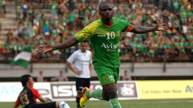 Penyerang Persebaya, Greg Nwokolo usai mencetak gol ke gawang Putra Samarinda.