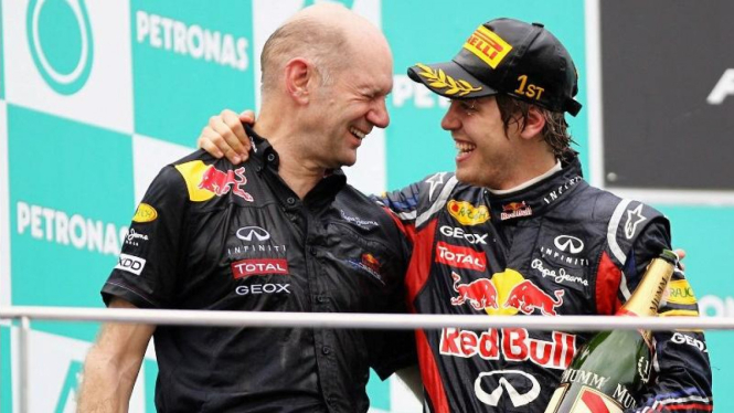 Direktur teknik Red Bull, Adrian Newey (kiri) bersama Sebastian Vettel.