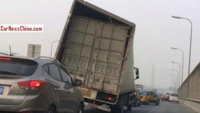 Truk bobrok melintas di jalan tol China