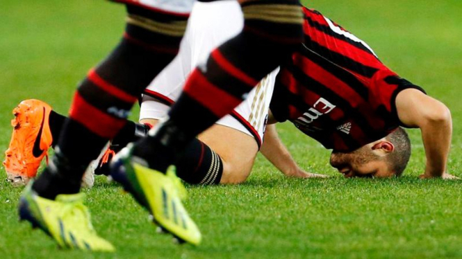 Pemain AC Milan, Adel Taarabt, sujud syukur merayakan golnya