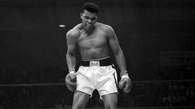Muhammad Ali saat mengalahkan Sonny Liston.
