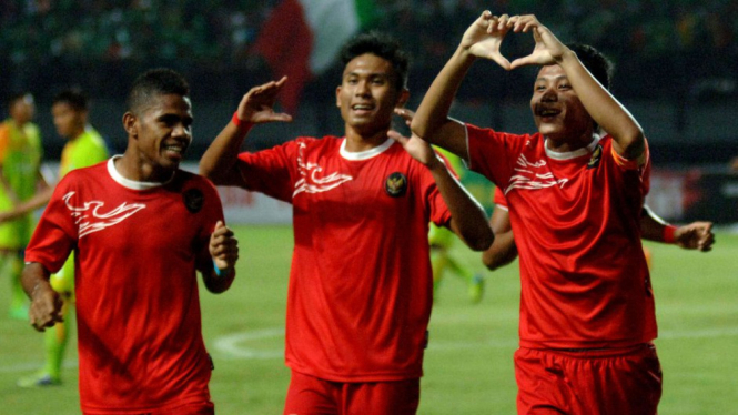 Pemain Timnas U-19 Yabes Roni (kiri) dan Evan Dimas (kanan) merayakan gol