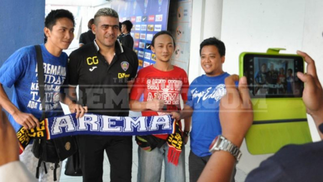 Cristian Gonzales bersama Aremania di Malaysia