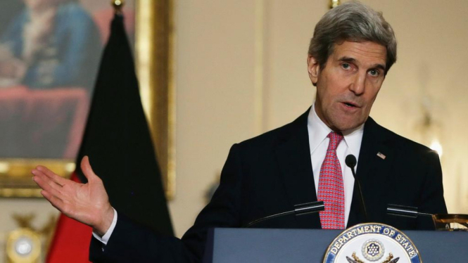 Menlu AS John Kerry berbicara kepada para wartawan di Washington DC