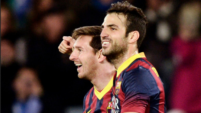 Lionel Messi (kiri) dan Cesc Fabregas