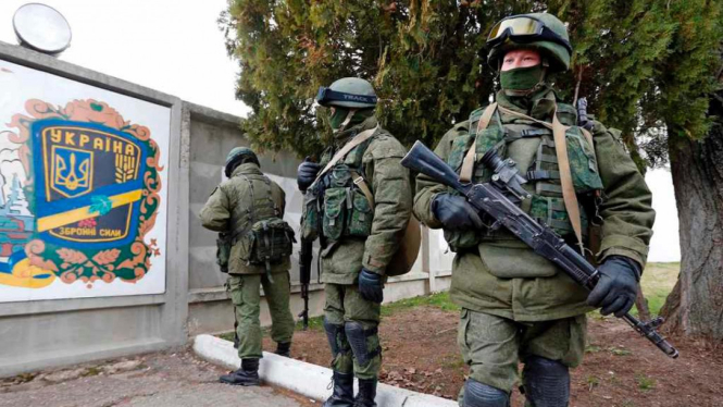Tentara Ukraina berjaga-jaga di pos mereka