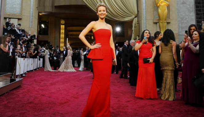 Jennifer Lawrence di malam penghargaan Piala Oscar 2014