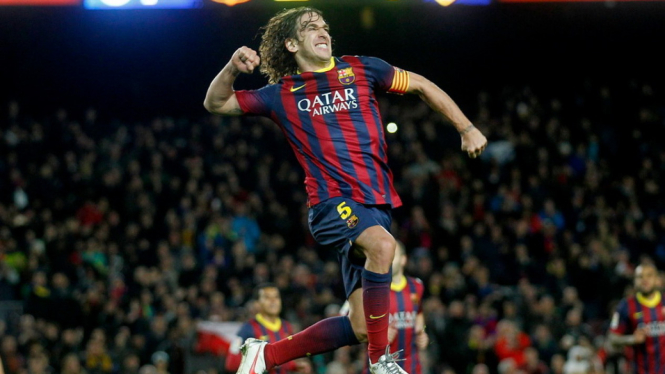 Carles Puyol merayakan gol