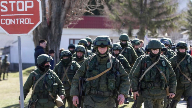 Pasukan Rusia tanpa identitas berpatroli di Crimea, Ukraina.