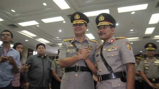  Mantan Wakapolri, Komjen (Pol) Oegroseno berjabat tangan dengan Wakapolri yang baru Komjen (Pol) Badrodin Haiti usai Sertijab di Jakarta, Selasa (4/3/2014). Foto: VIVAnews/Muhamad Solihin