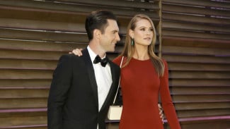 Istri Adam Levine Absen di Victoria's Secret Fashion Show