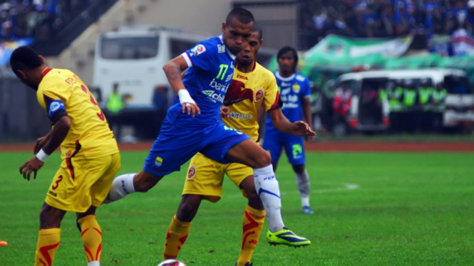 Striker Persib Bandung, Ferdinand Sinaga (biru)