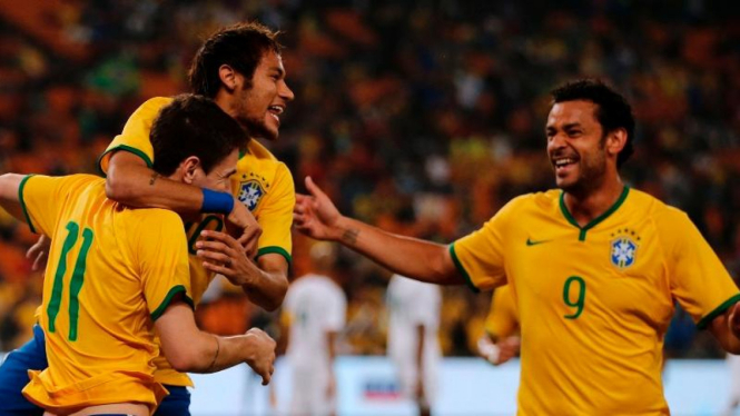 Pemain Brasil merayakan gol ke gawang Afrika Selatan