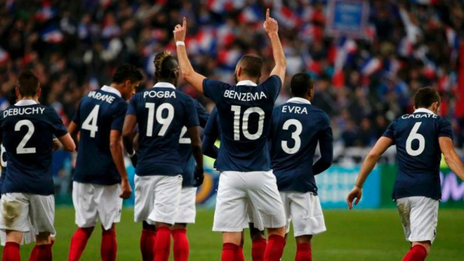 Skuad Prancis merayakan gol Karim Benzema