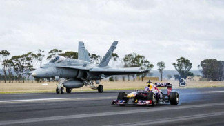 Adu Balap Jet Tempur F-18 Vs Mobil F1, Mana yang Menang?