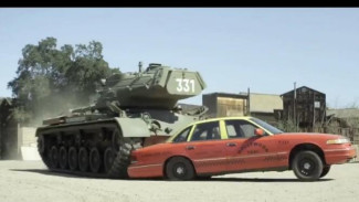 Kendarai Tank, Arnold Schwarzenegger Hancurkan Benda-benda