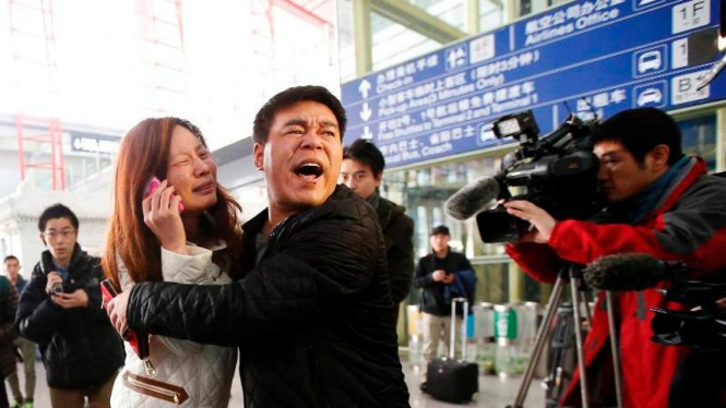 Kerabat penumpang Malaysia Airlines MH370 menangis