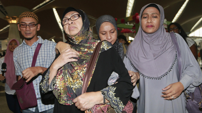 Histeris Keluarga Penumpang Pasca Hilangnya Malaysia Airlines