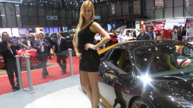 Model berpose di ajang Geneva Motor Show 2014.