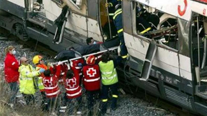 Evakuasi korban serangan bom di kereta Madrid 11 Maret 2004.