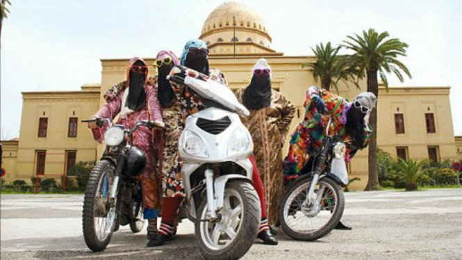 Sejumlah model di Maroko berpose menggunakan sepeda motor