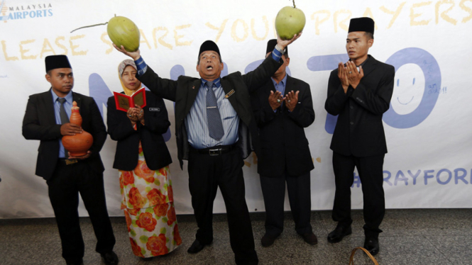 aksi dukun malaysia lakukan ritual cari pesawat hilang