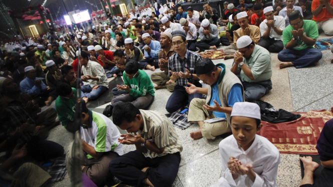 Umat Muslim Gelar Doa Bersama Untuk Penumpang Malaysia Airlines