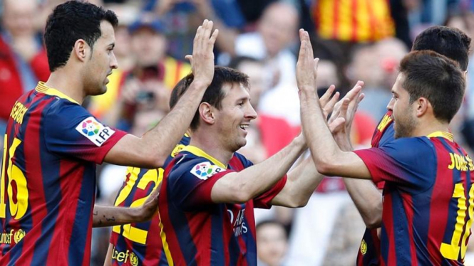 Para pemain Barcelona merayakan gol ke gawang Osasuna.