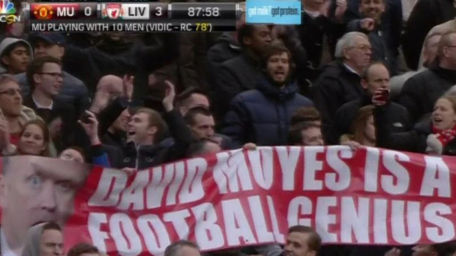 Sekelompok fans Liverpool membentangkan spanduk sindiran untuk David Moyes.