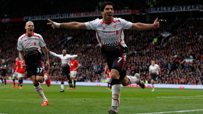 Luis Suarez mencetak gol di Old Trafford