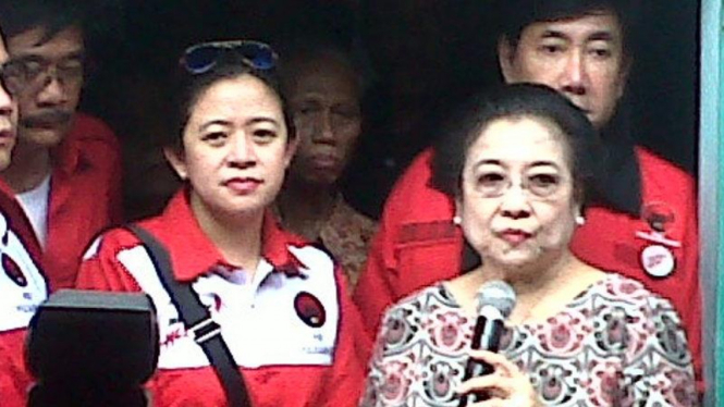 Megawati Soekarnoputri (kanan)