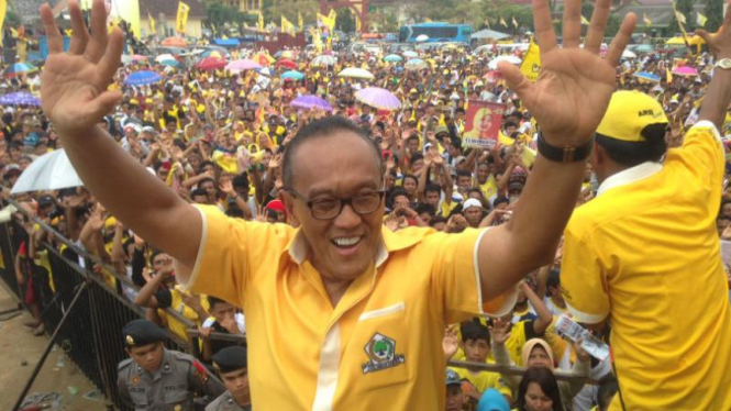 Ketua Umum DPP Partai Golkar Aburizal Bakrie saat kampanye di Lampung
