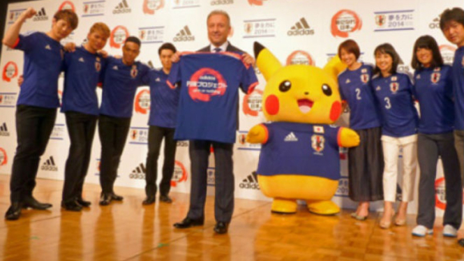Pikachu saat menjadi maskot Timnas Jepang jelang Piala Dunia 2014