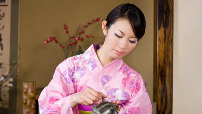 Ilustrasi wanita Jepang minum teh