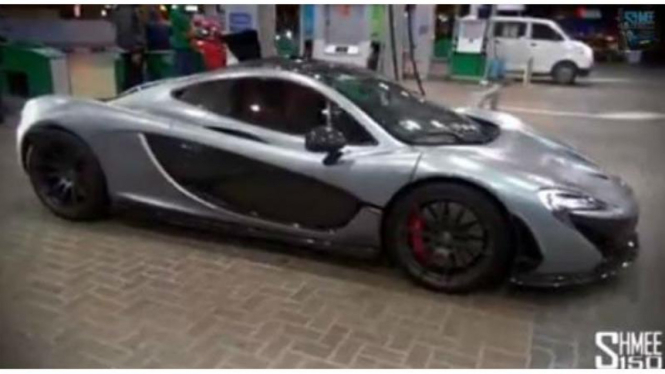 McLaren P1 di salah satu SPBU Dubai, Uni Emirat Arab