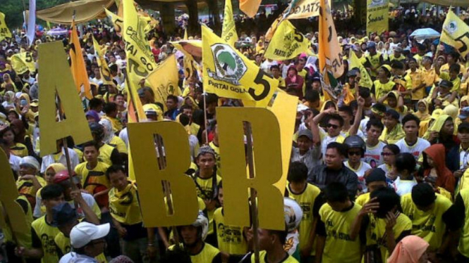 Kader Partai Golkar padati kampanye terbuka di Depok, Jawa Barat.