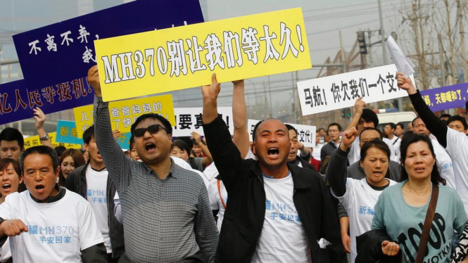 Keluarga penumpang MH370 demonstrasi di depan Kedubes Malaysia Beijing
