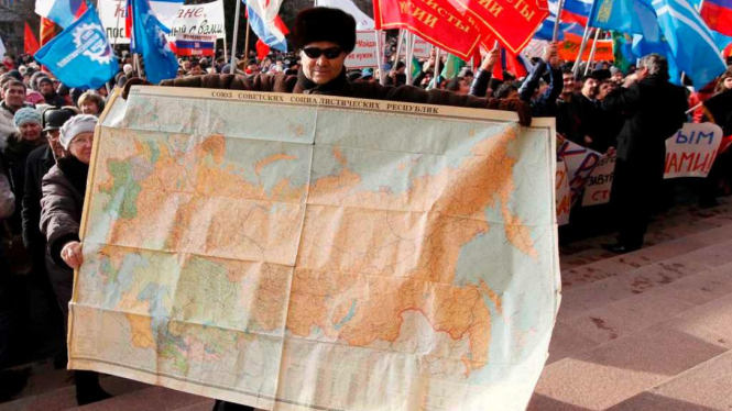 Pria Rusia dukung penyatuan Crimea dengan bawa peta Uni Soviet