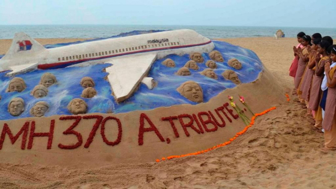 Mendoakan penumpang dan awak pesawat MH370 yang hilang