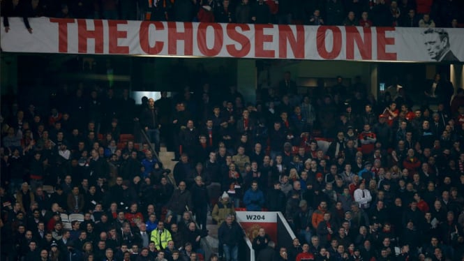 Spanduk The Chosen One di Old Trafford