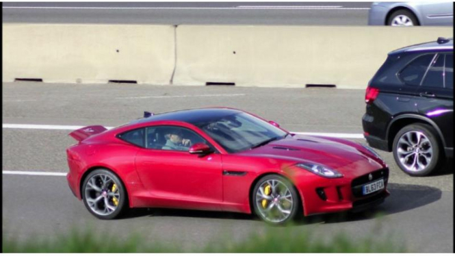 Jose Mourinho mengendarai Jaguar F-Type S Coupe