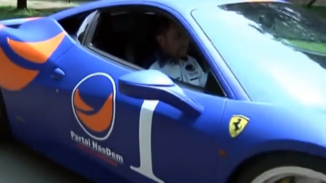 Ahmad Sahroni mengendarai Ferrari