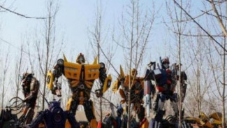 Pria Ini Ubah Sampah Bekas Jadi Auto Robot