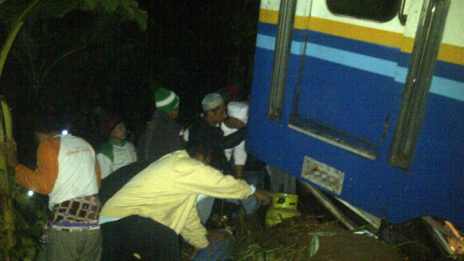 Evakuasi penumpang kereta Malabar