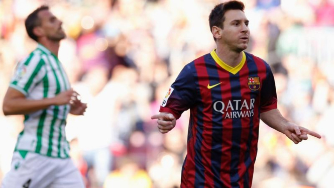 Lionel Messi usai mencetak gol ke gawang Real Betis.