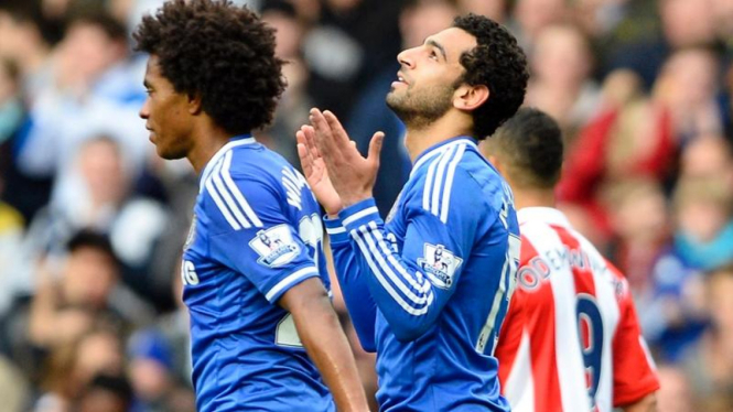 Dua pemain Chelsea, Willian dan Mohamed Salah.